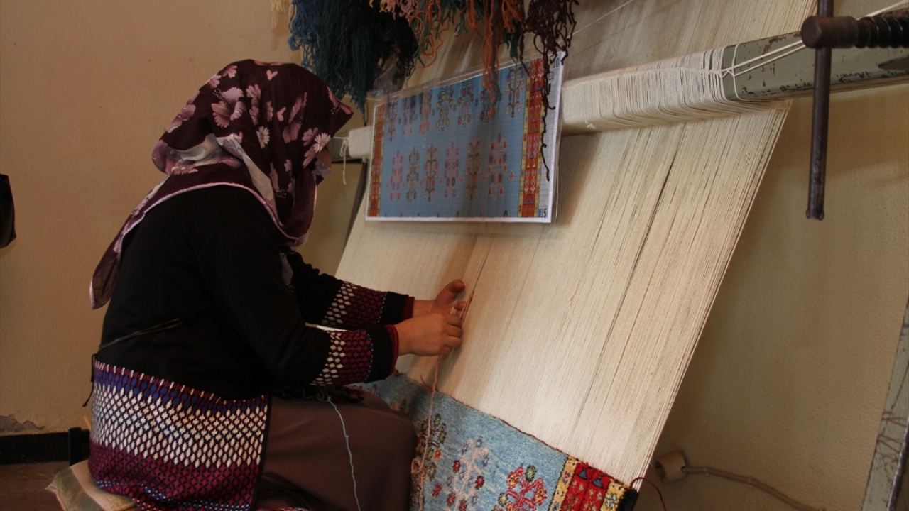 Usta öğretici Hamiyet Çiçekel, yaptığı açıklamada, el dokuması halıların eskiden daha çok değer gördüğünü anlattı.