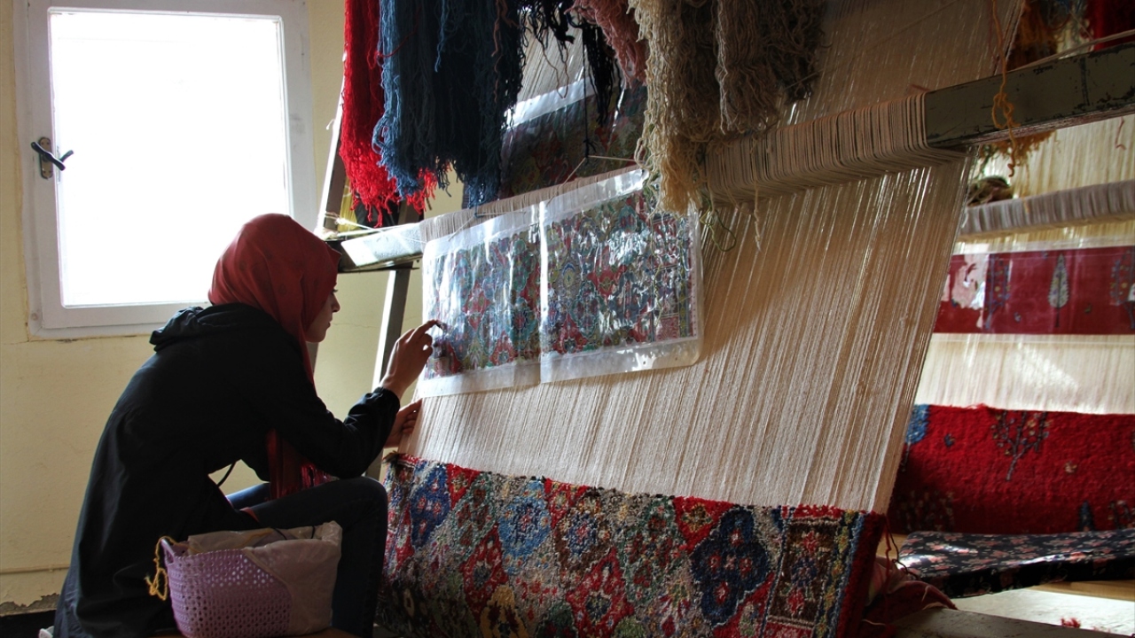 Bu geleneğin devam ettirilmesi için çaba sarf ettiklerini belirten Çiçekel, "Şu an 12 öğrencim var. Yılda bir iki kez İŞKUR destekli kurs veriyoruz." dedi.