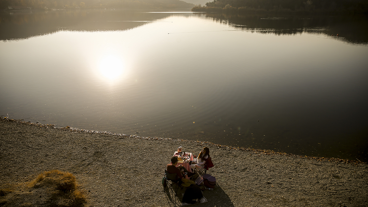 Bölgeye gelen insanlar sonbaharın renklerinin tadını çıkarıyor.