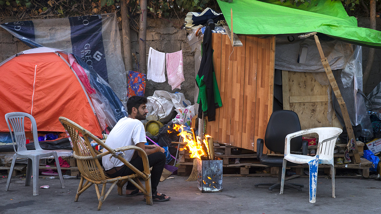Aralarında çocukların ve bir hamile kadının da bulunduğu düzensiz göçmenler, zaman zaman yağmurların etkili olduğu başkent Atina`da havaların da soğumasıyla daha zorlu bir yaşam mücadelesi veriyor.