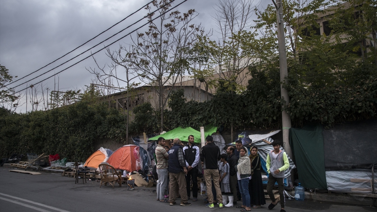 İki aydır Eleona kampı dışında çadırda yaşadığını söyleyen 30 yaşındaki Afganistanlı Muhammed Cevad, şartların çok kötü ve en büyük sıkıntılarının ise yemek bulamama olduğunu söyledi.