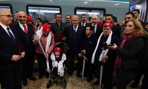 Bakan Turhan, 20 engelli çocuğu YHT ile Eskişehir'e uğurladı