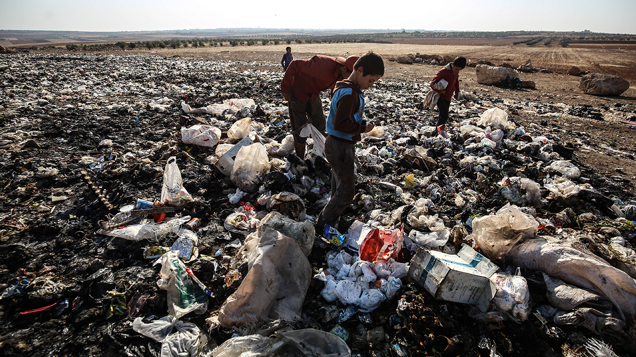 Suriye`nin İdlib bölgesinde, Esed rejimi ve destekçisi İran ve Rusya`nın yoğun bombardımanı yüzünden yüzbinlerce aile göç etmek zorunda kalıyor.