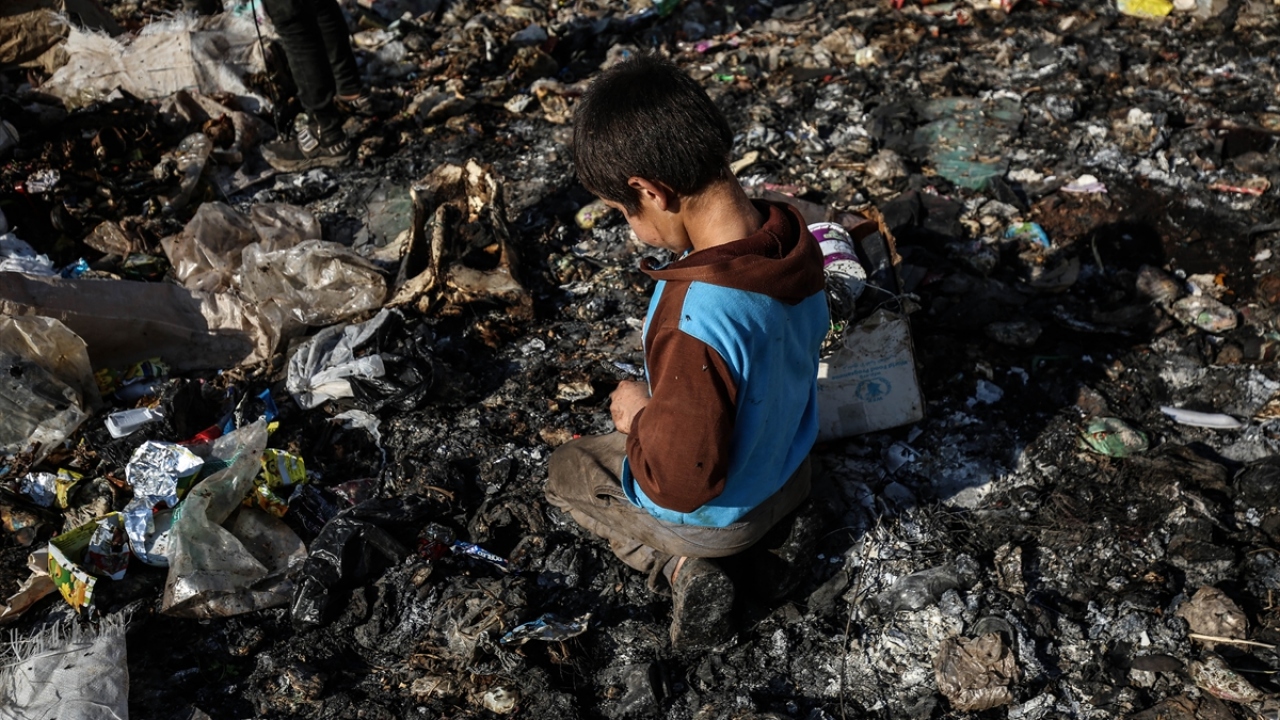 Bu sebeple söz konusu çocuklar, ailelerine maddi destek olmak amacıyla erken yaşlarda sağlıksız işlerle çalışıyor.