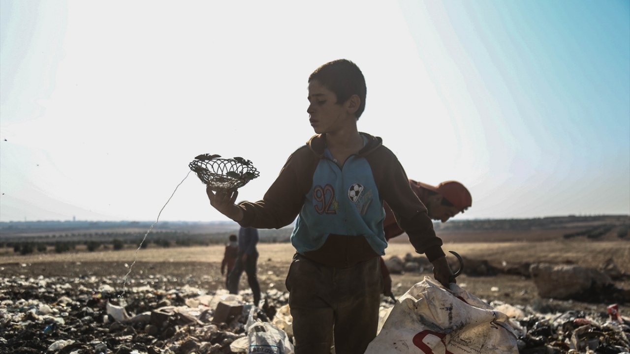 Esed rejimi ve Rusya`nın desteğiyle ele geçirdiği İdlib`in Sincar ilçesinin mağdur çocukları çöplükte çalışarak, ailelerine maddi katkıda bulunmaya çalışıyor.