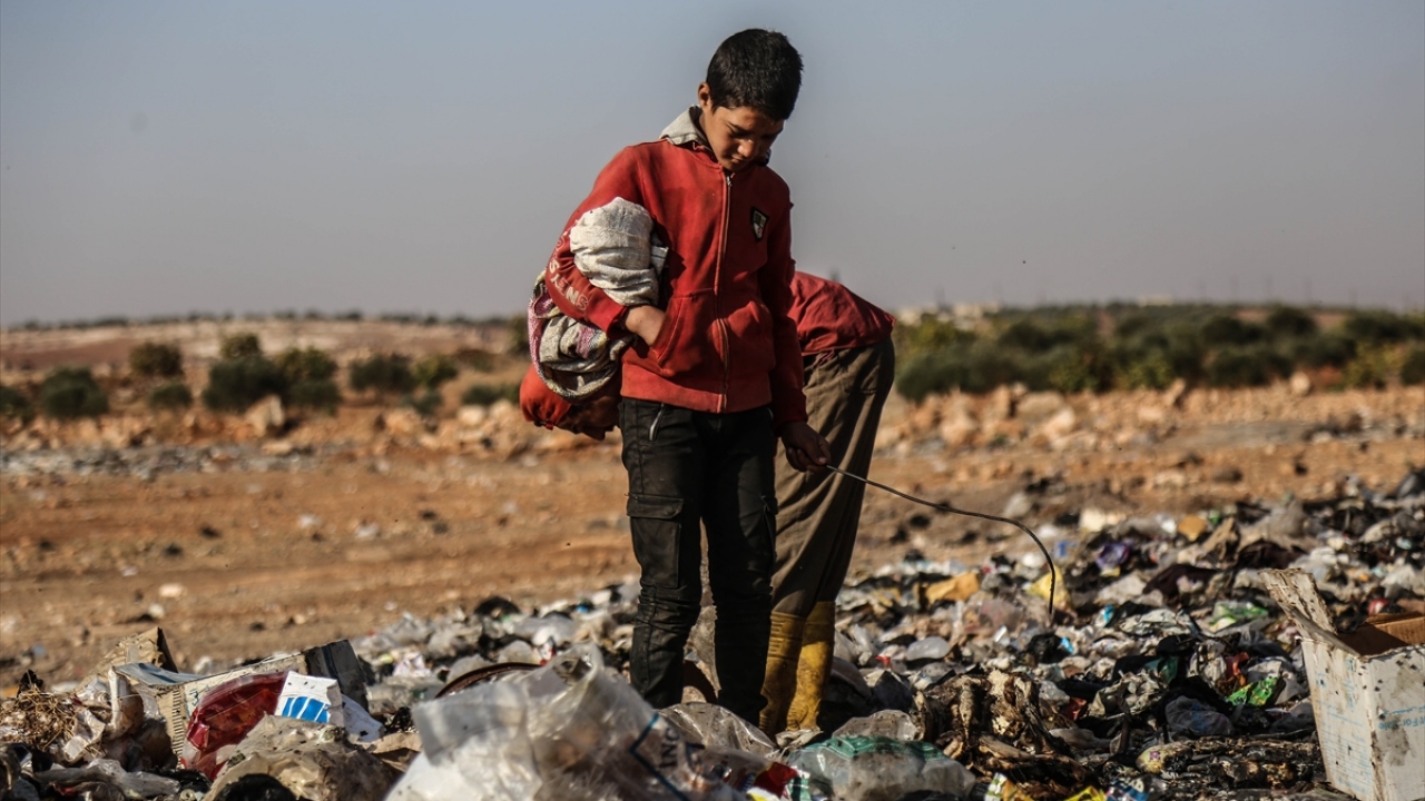 Sincar ilçesinden Muhammed Esmer, 6. sınıfta okuması gerektiğini ama ailesine yardım etmek için okulu terk ettiğini ve 2,5 yıldır çöplüklerde çalıştığını söyledi.