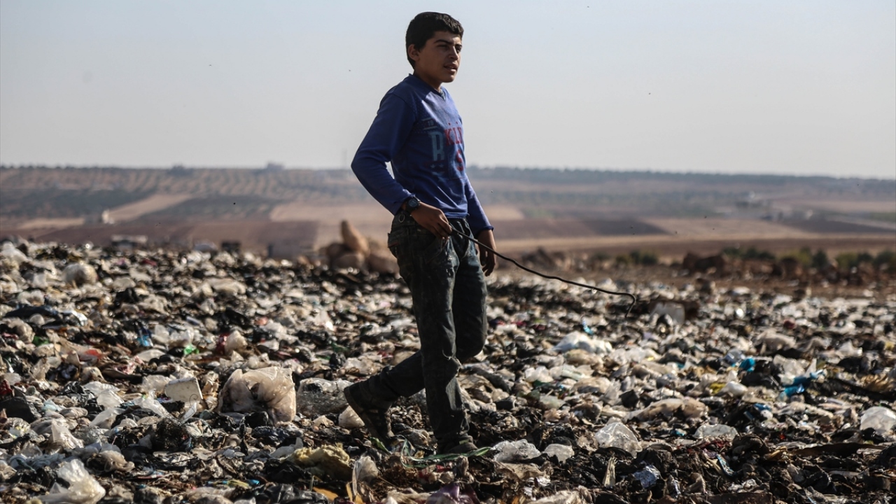Esmer, "Bu işi hiç sevmiyorum. Öğrenmek istiyorum. Oturduğumuz bölgede 4. sınıfa kadar okul var, 6. sınıfta olmam lazım. Diğer okullar ise yaşadığımız yerden uzak, oraya ulaşacak vasıta yok." ifadelerini kullandı.