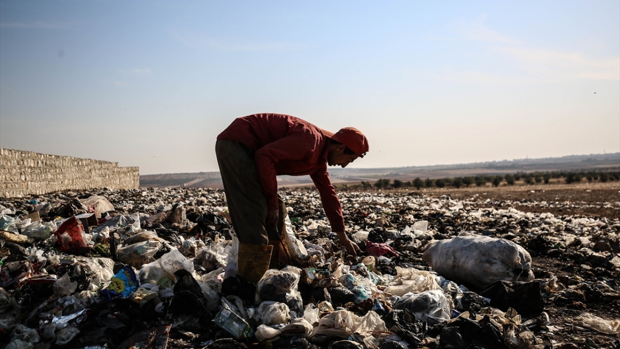 Çöplükte poşet, plastik, bakır ve alüminyum parçalarını topladığını anlatan Esmer, günlük 700 (7 TL) ila bin Suriye lirası kazandığını söyledi.