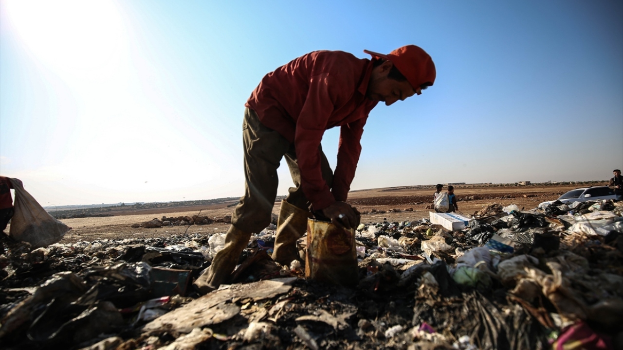 8 yaşındaki Ganim Ahmed ise okula hiç gitmediği için okuma-yazma bilmediğini, kuzeniyle her gün sabah 10`da çalışmaya başladıklarını, en iyi günde 600 Suriye lirası kazandığını anlattı.