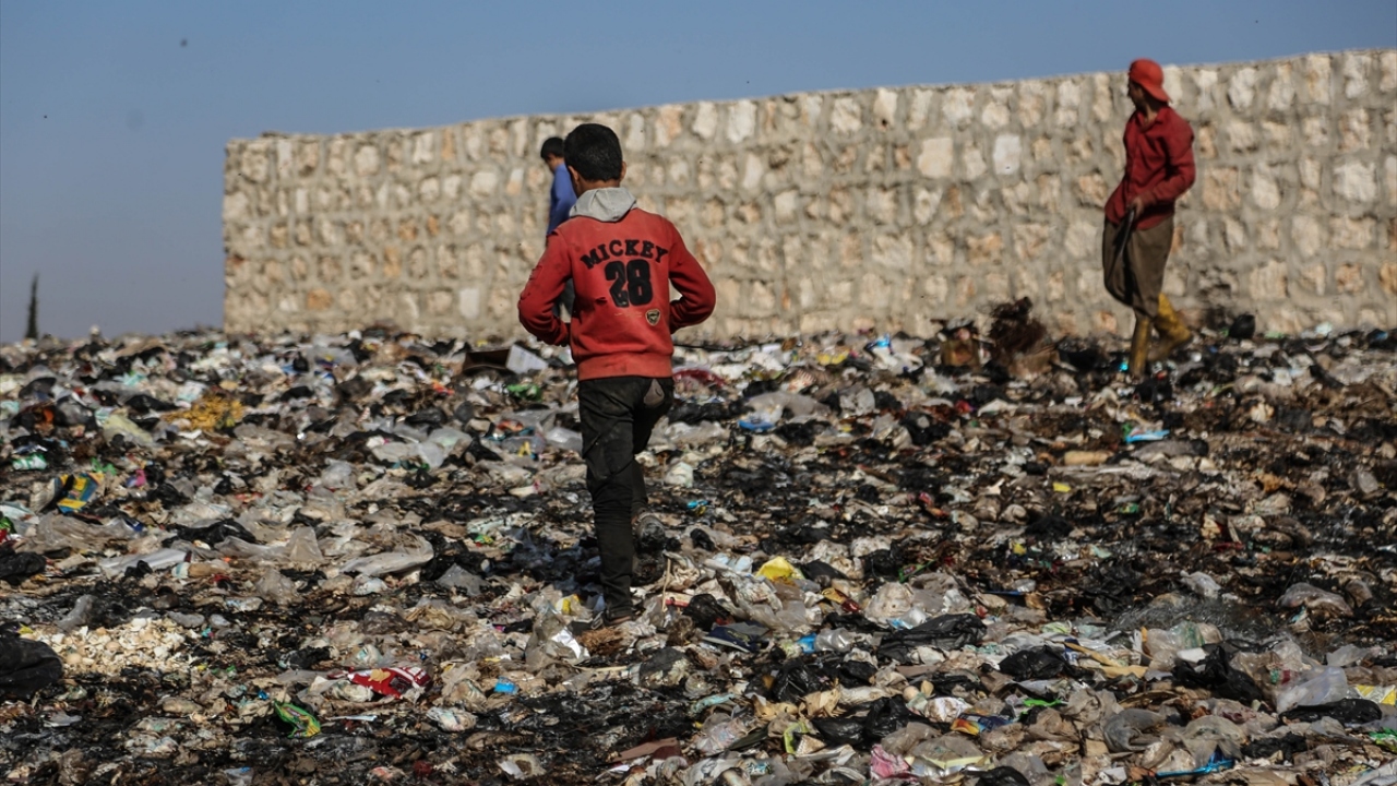 18 yaşında Ali Hilal de Sincar`dan ailesiyle Marratinnuman ilçesinin kırsalındaki kampta yaşadığını belirterek, önceden seyyar tezgahta sebze ve ekmek satmaya çalıştığını ancak hiç kar etmediğini ifade etti.