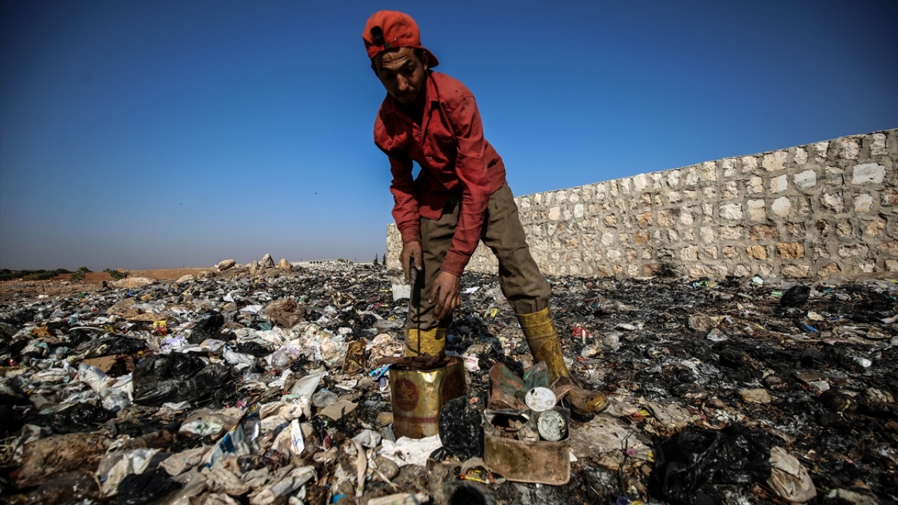  Bu işin sağlığa zararlı olduğunu vurgulayan Hilal, "Ellerimizde kalan iz ve yaraların tedavisini evde bir şekilde yapıyorum. Ne yapabilirim? Ailemin geçimi ve ekmek parası için çalışmam lazım." ifadelerini kullandı.