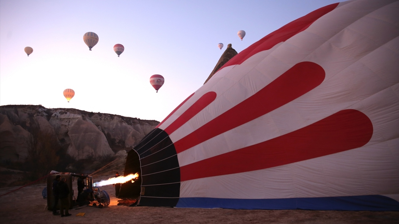 Hava koşullarına bağlı olarak yılda ortalama 300 gün uçuş yapılabilen bölgede, aynı anda 150 balon gökyüzünü süslerken turlar yaklaşık bir saat sürüyor.