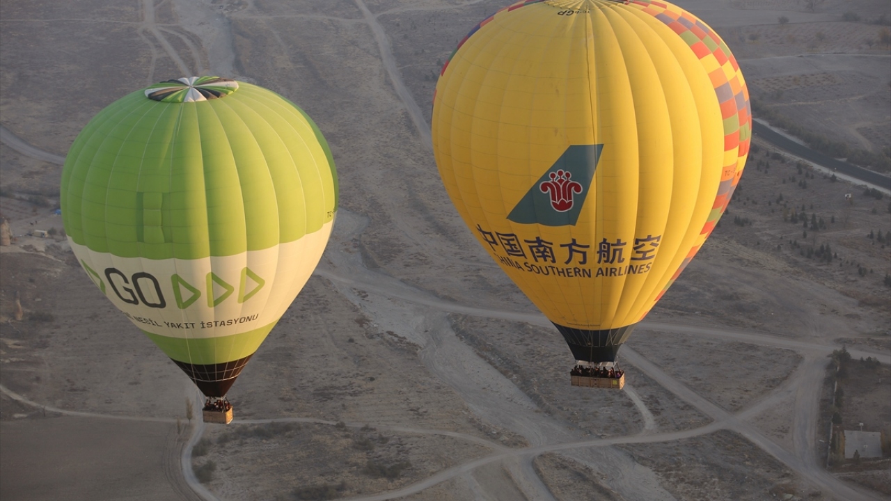 Sıcak hava balon turuna katılan Rus turist Makanova Svetlana, sıcak hava balon turuna katılmak için arkadaşıyla birlikte Kapadokya`ya geldiğini, bölgeyi gökyüzünden izlemenin heyecan verici olduğunu belirtti.