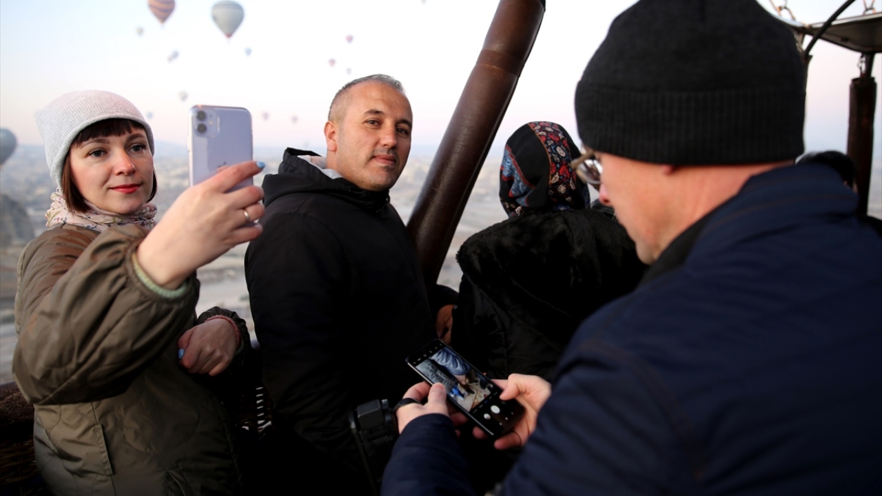 Turistlerin peribacaları üzerinden uçmasını sağlayan sıcak hava balon pilotlarından Oğuzhan Alkan ise doğal, kültürel ve tarihi zenginlikler ile bezeli bölgenin yılın her ayında farklı bir görsel şölen sunduğunu belirtti.