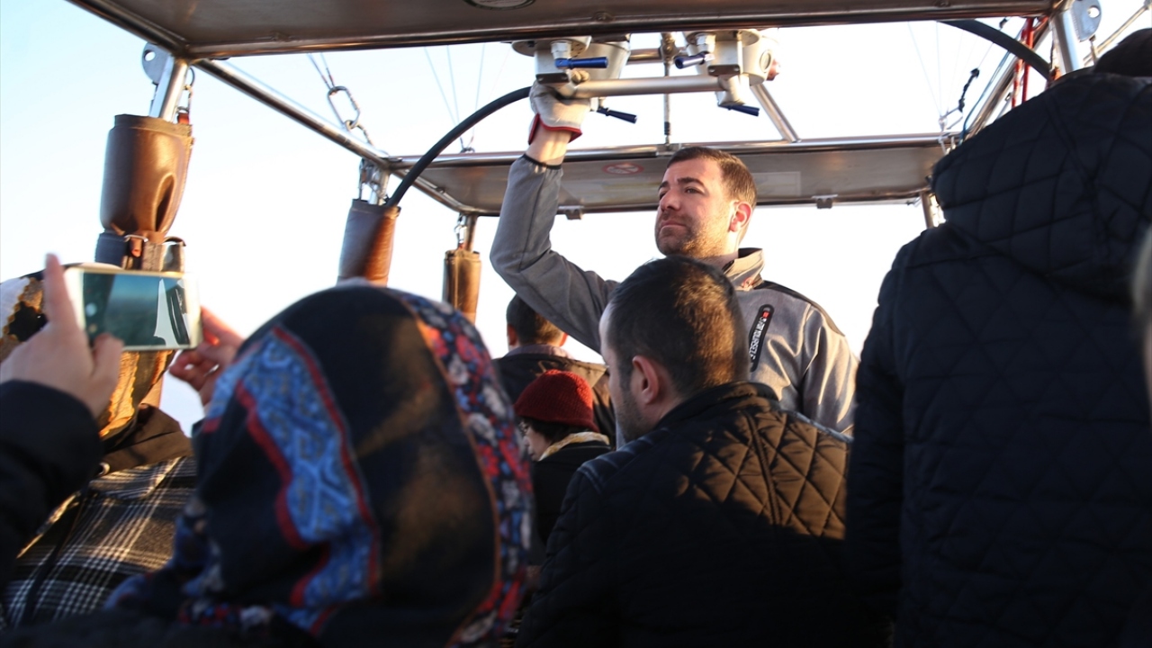 Sıcak hava balon turlarının revaçta olması nedeniyle son yıllarda çok sayıda turistin bu etkinliğe katılabilmek maksadıyla Kapadokya`ya geldiğini kaydeden Alkan, bölgenin dünyanın en gözde sıcak hava balon merkezi olduğunu dile getirdi.