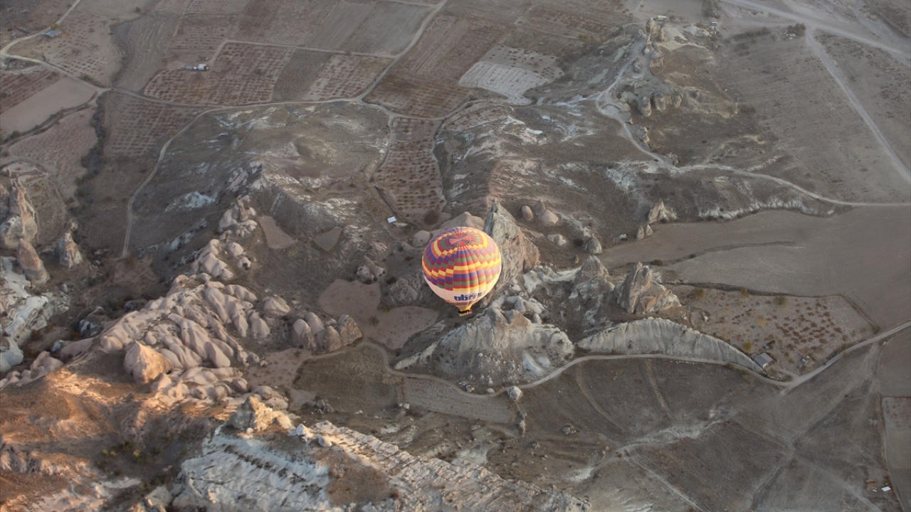 UNESCO Dünya Kültür Mirası Listesindeki Kapadokya`da peribacaları arasındaki çeşitli etkinliklere katılan turistler, bu eşsiz coğrafyayı, bölgede çok rağbet gören aktivitelerden sıcak hava balon turlarıyla da gökyüzünden izleme imkanı buluyor.