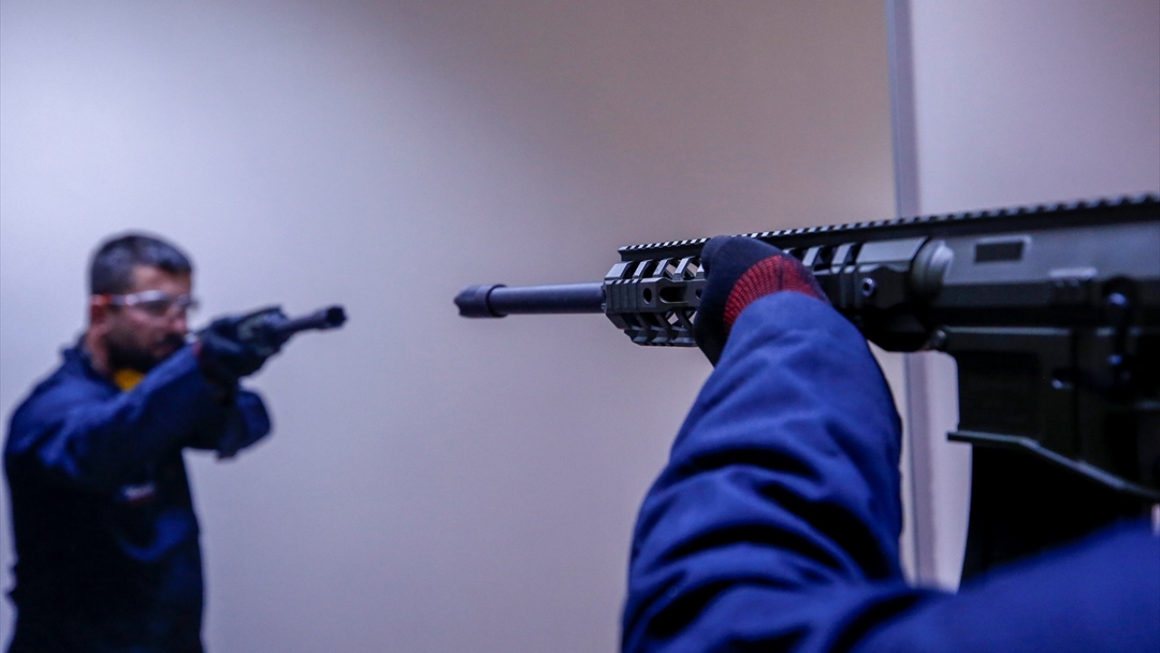 Tamamı yerli malzemeden üretilen silahlar, birçok filmde de kullanılıyor.