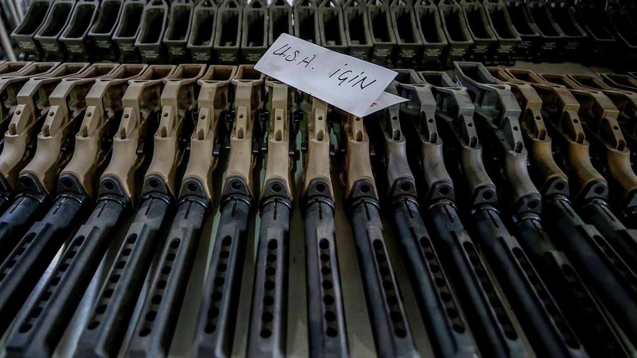 Güzeldere, 80 kişinin çalıştığı fabrikada ülke ekonomisine katkı sağlamak için ellerinden geleni yapmaya devam edeceklerini kaydetti.