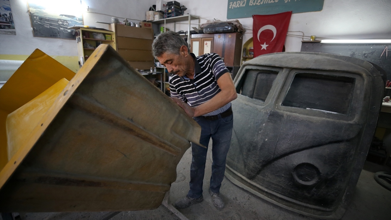 Doğru, klasik araç görünümünde koltuk takımları ürettiğini ifade ederek, "Daha sonra 4 ortak bir araya gelerek işlerimizi büyüttük. İşletmemize İngilizce `kanepenin doktoru` anlamına gelen `Doctor Sofa` adını verdik." dedi.