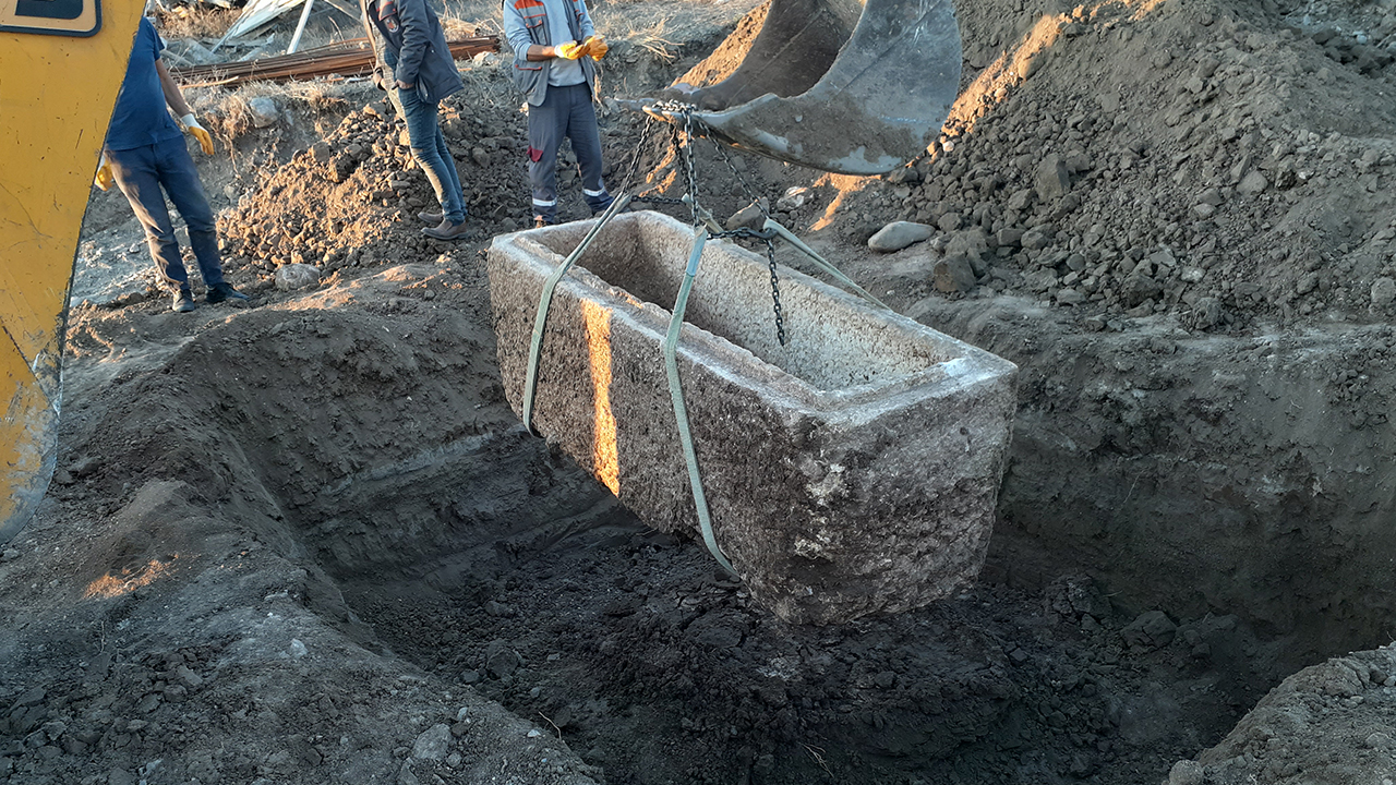 Kent merkezindeki bir bölgede belediye ekiplerince yürütülen yol çalışmaları sırasında zeminden yaklaşık 70 santimetre derinlikte lahde rastlayan işçiler, durumu Çorum Müzesi yetkililerine bildirdi.