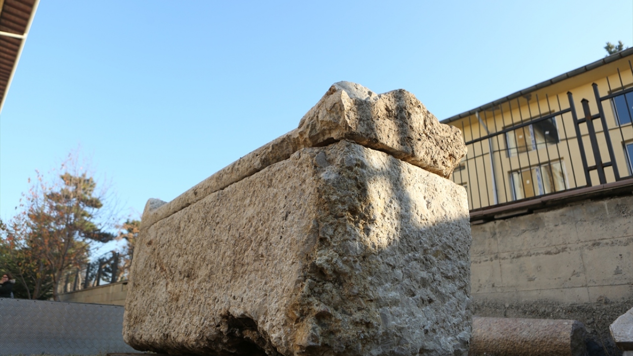 Polis ekipleriyle bölgeye giden müze uzmanları, lahdin bulunduğu alanda inceleme yaptı. Uzmanlarca gerçekleştirilen kurtarma kazısıyla lahit, bulunduğu alandan çıkarılarak müze bahçesine götürüldü.
