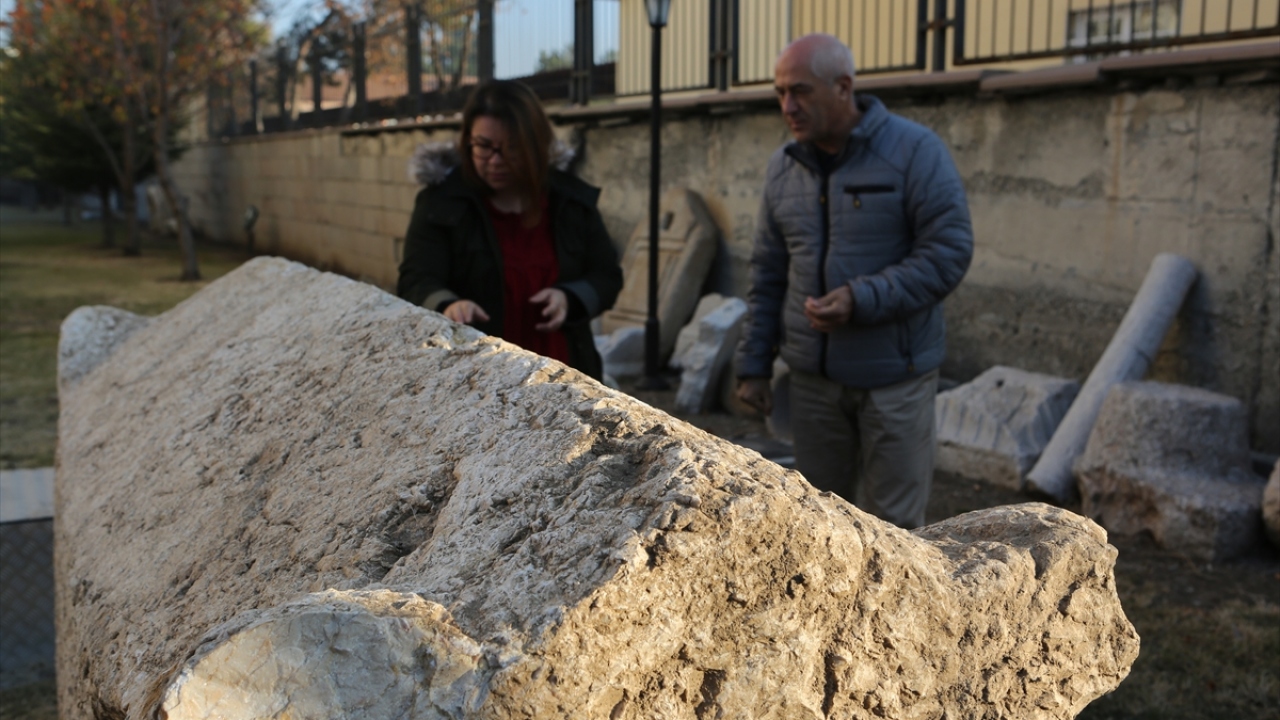 Burada içi temizlenen lahitteki cam parçaları ve pişmiş topraktan yapılmış parfüm şişesi, incelenmek üzere müze laboratuvarına, kadın iskeleti de Hitit Üniversitesi Antropoloji Bölümü`ne teslim edildi. 