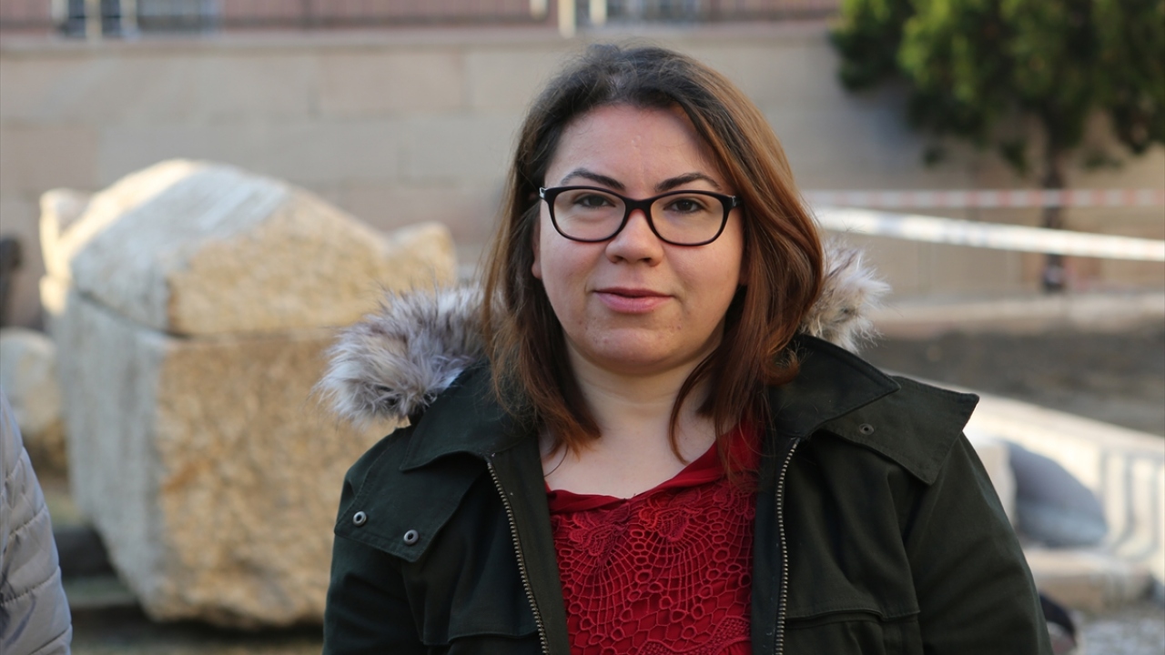 İl Kültür ve Turizm Müdürü Sümeyra Şengül, gazetecilere yaptığı açıklamada, müze bahçesinde koruma altına alınan 2 metre 72 santimetre uzunluğundaki lahdin, Roma dönemine ait olduğunu söyledi.