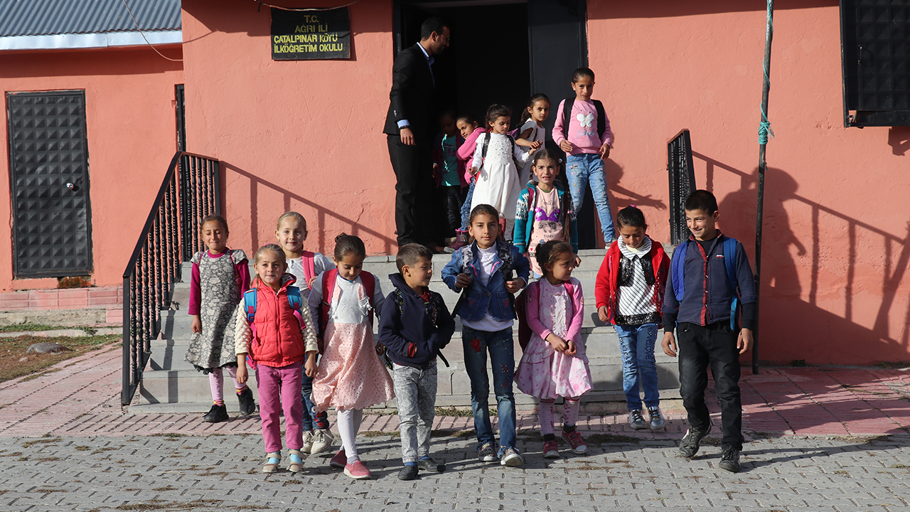 Eleşkirt ilçe merkezine 10 kilometre uzaklıktaki 40 haneden oluşan 360 nüfuslu Çatalpınar köyünde, son yıllarda yaşanan göçler ve farklı etkenler nedeniyle erkek çocuk sayısının az olması dikkati çekiyor. 