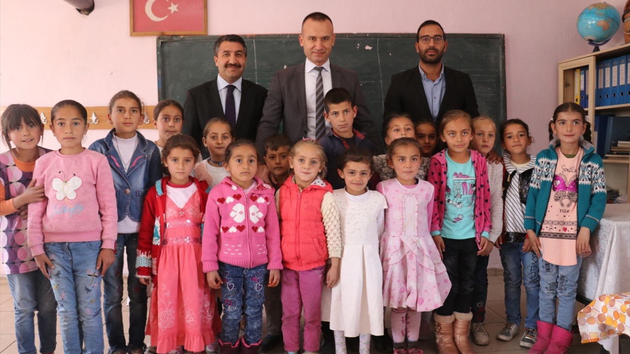 Özellikle kız çocuklarını okula gönderme konusunda duyarlı davranan aileler sayesinde 18 öğrencisi bulunan köy okulunun öğrencilerinin 16`sı kızlardan 2`si erkeklerden oluşuyor.