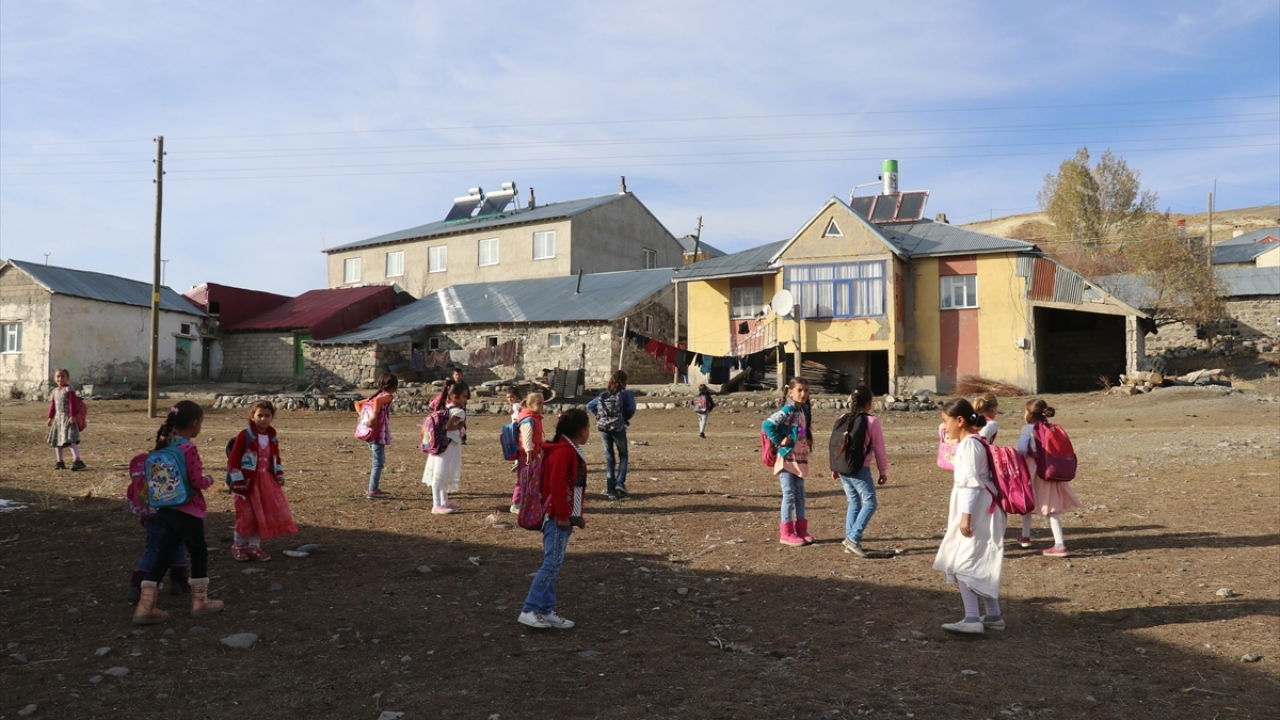Kız çocuklarının okula kazandırılması için İl Milli Eğitim Müdürlüğünce kent genelinde çalışma yürütülen ilde Çatalpınar köyündeki ailelerin bu konudaki duyarlılığı çevre köylere de örnek oluyor.