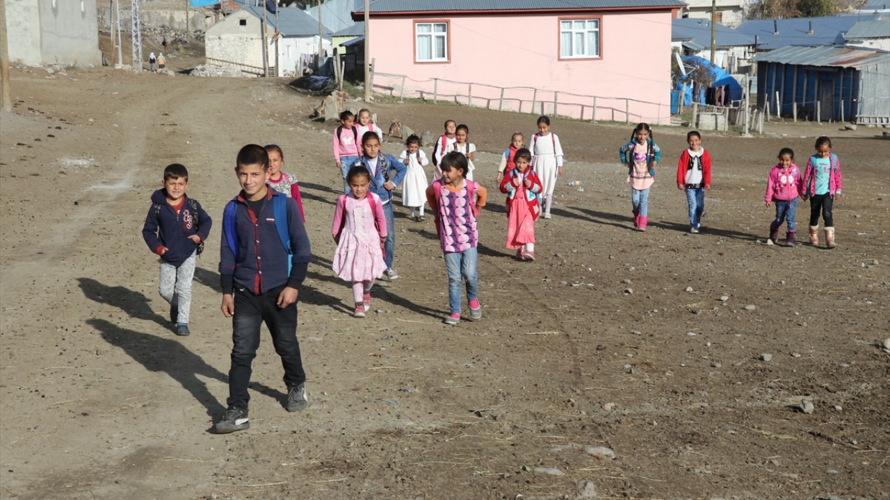Farklı sınıflardaki tüm öğrencilerin okulun mevcudunun az olması sebebiyle aynı sınıfta eğitim görmesi ve okulun öğrencilerinin tamamına yakınının kız çocuklarından oluşması renkli görüntüler oluşturuyor.