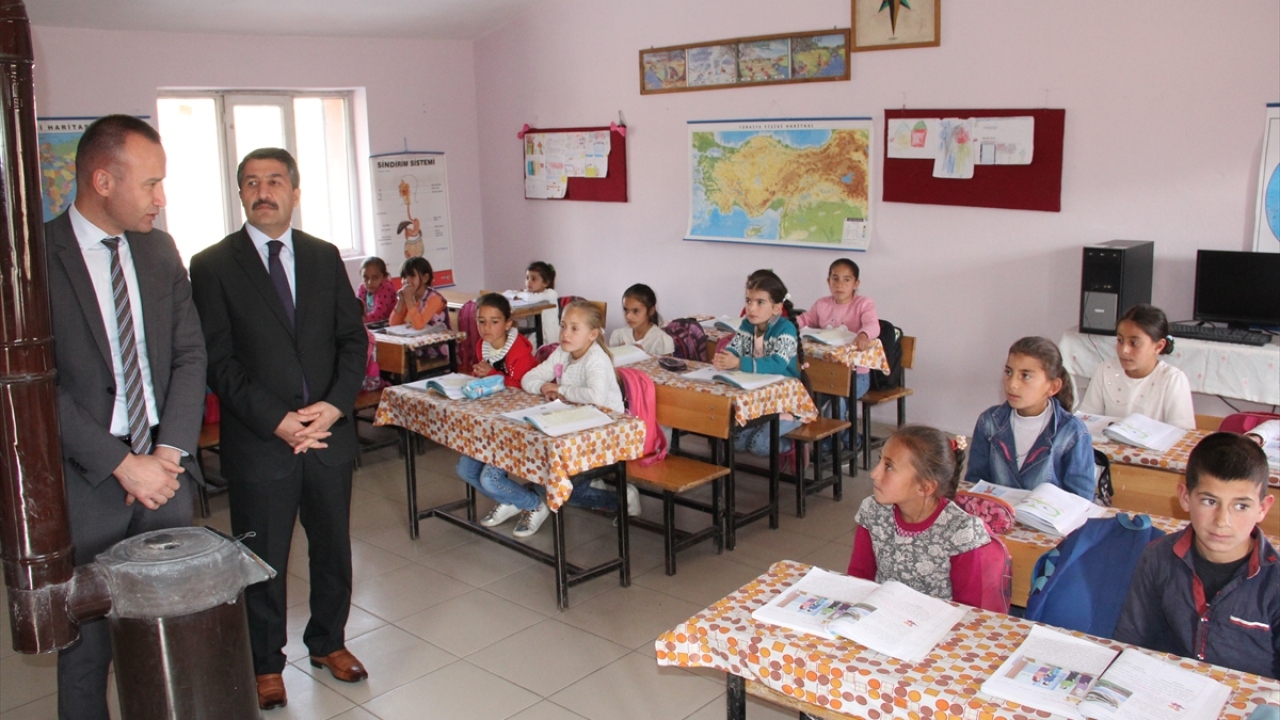 Okulda eğitim gören minik kız ve erkek öğrenciler de çok iyi anlaştıklarını ve okula gittikleri için mutlu olduklarını dile getirdi.