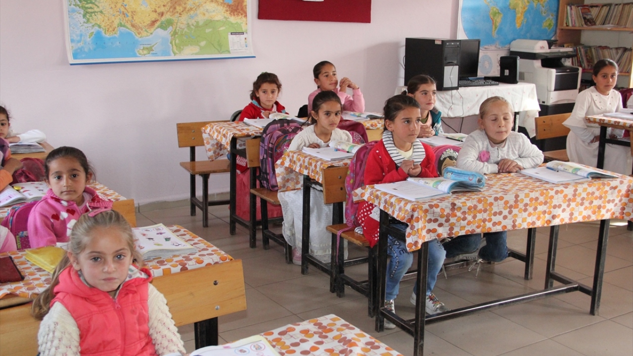 Kırsaldaki kız çocuklarını okula kazandırmak için çalışıyoruz