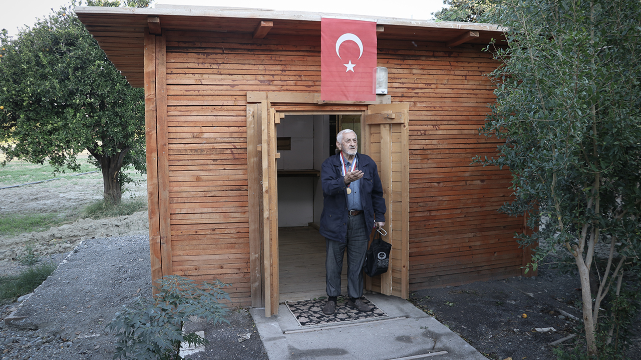 Baki`nin yurt dışı macerası 66 yıl önce 25 yaşındayken başladı. Önce otostopla 8 yılda 36 ülkeyi gezdi ve gittiği ülkelerde kısa süreli işçi olarak çalıştı.