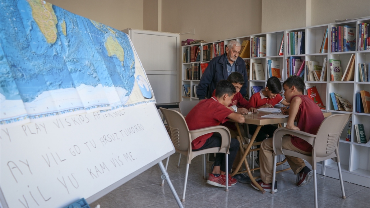 Okuldan ve tarladan topladığı çocuklara yabancı dil öğretmeye çalışan Baki, ABD`de yaşadığı dönemde de Türk çocuklarına ana dillerini unutmasınlar diye Türkçe öğretti.