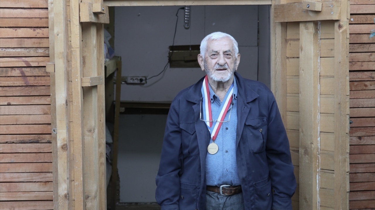 Yıllar sonra geldiği mahallesinde bir dükkan kiraladığını bunu da çocuklar için kütüphaneye çevirdiğini aktaran Mehmet Fatin Baki vatandaşlardan okumadıkları kitabı buraya bağışlamalarını istedi.