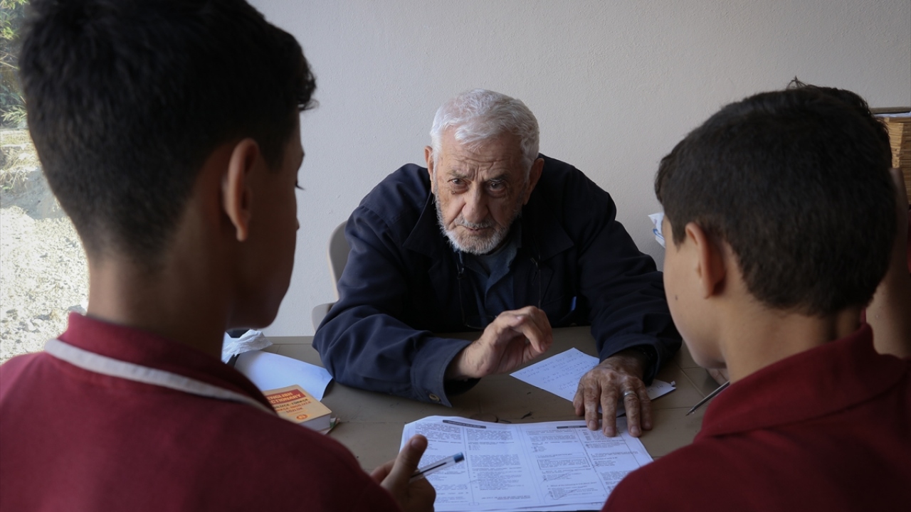Kütüphaneye gelen ve yabancı dil dersi alan çocuklar da okullarından arta kalan zamanlarını İngilizce dersi alarak değerlendirdiklerini ve kurstan faydalandıklarını söyledi.