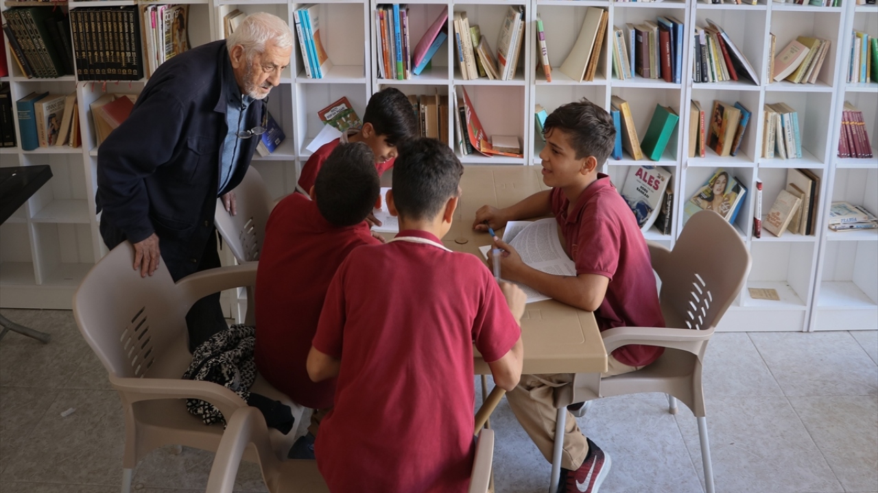 Ülke özlemiyle ekim ayında Türkiye`ye dönen 92 yaşındaki Mehmet Fatin Baki, artık yaşamını Arsuz`da yaptığı bir ahşap ev ve kiraladığı dükkandan kütüphaneye dönüştürdüğü mekanda çocuklara ücretsiz İngilizce kursları vererek geçiriyor.