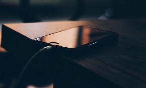 Şarja takılı telefonla banyoya giren çocuk elektrik akımına kapıldı