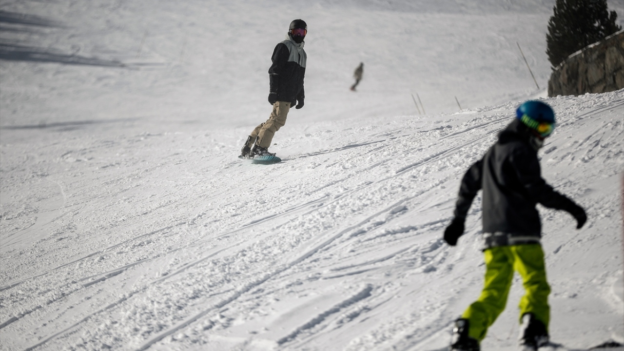 Düşük vergi sistemi Andorra ekonomisinin temelini oluştururken, 77 bin nüfuslu ülkenin yılda 9 milyona yakın turist çekmesinde en etkili faktörün de bu olduğu biliniyor.