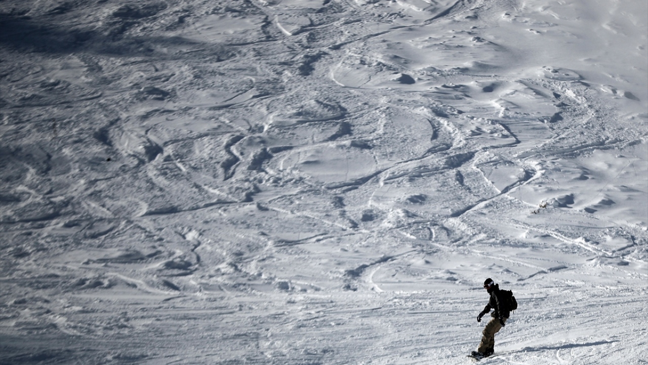 Ancak Andorra hükümeti, vergi avantajının yanına kayak turizmini de ekleyerek, bu sektöre yönelik son dönemlerde yaptığı yatırımlarla turist sayısını daha da artırmanın yollarını arıyor.  