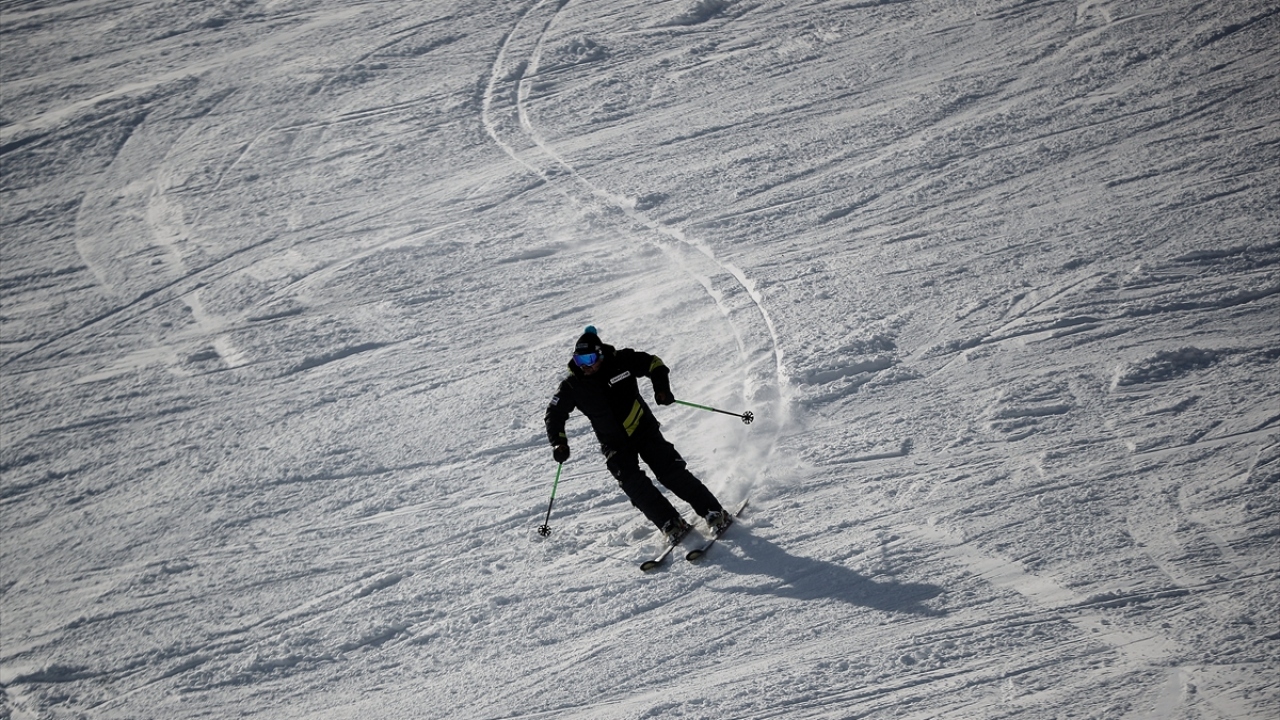 Fransa ve İspanya arasında 468 kilometrelik yüz ölçümüne sahip, engebeli dağlar ve dar vadilerle kaplı Andorra`da, Ordino-Arcalis, Grandvalira, Vall Nord, Pas de la Casa, Pal Arnisal ve Soldeu öne çıkan kayak merkezleri arasında yer alıyor.