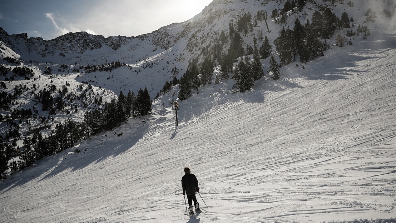 Varlığı 1930`lı yıllara dayanan kayak merkezleri, yüksek teknoloji ve altyapı yatırımlarıyla modern hale dönüştürüldü.