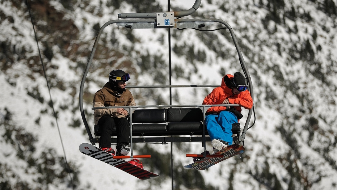 Kayak merkezleri yaklaşık 2 bin 500 kişiye istihdam sağlarken, bu işletmelerin yıllık gelirinin 100 milyon avronun üzerinde olduğu belirtiliyor.