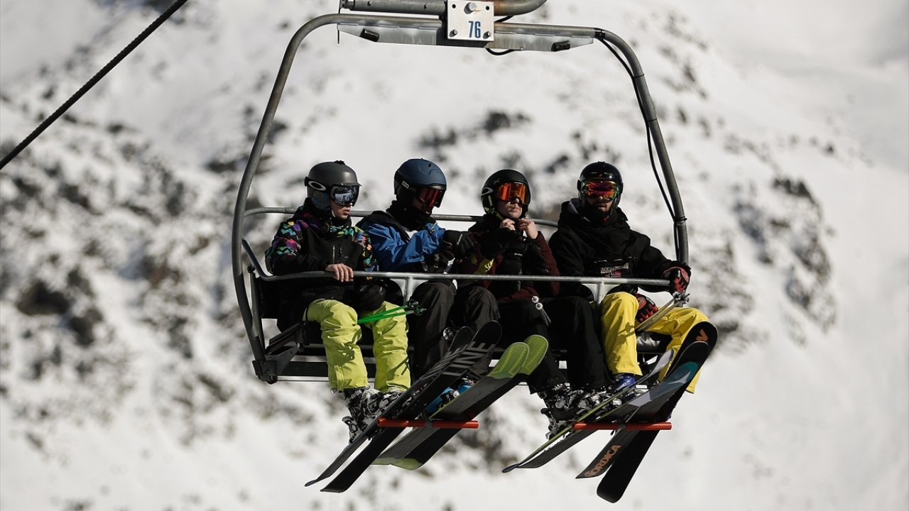 Diğer yandan, 2019-2020 sezonunda Andorra`da ilk pist açılışı geçen hafta sonu Ordino-Arcalis`de yapıldı.