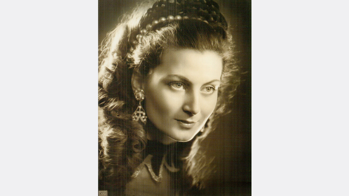 Arşivde Yıldız Kenter`in DT arşivinde bulunan ve sahnelerdeki ilk yıllarında çekilmiş bir fotoğrafı da bulunuyor. 