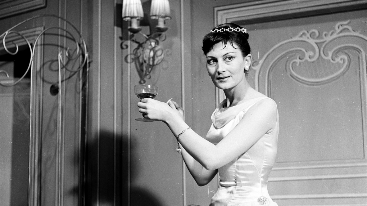 Yıldız Kenter ile kardeşi Müşfik Kenter`in 1957-1958 yıllarında birlikte rol aldıkları ve onları tiyatroseverlere sevdiren oyun Ladislas Fodor`un "Çöl Faresi" oyunu da arşivde yer alıyor.