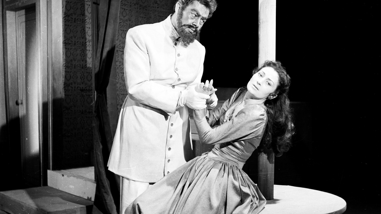 Arşivdeki fotoğraflarda, Yıldız Kenter`in başrolünde oynadığı ve 1956`da sahnelenen Abdülhak Hamit Tarhan`ın "Finten" oyunundan kareler de bulunuyor.