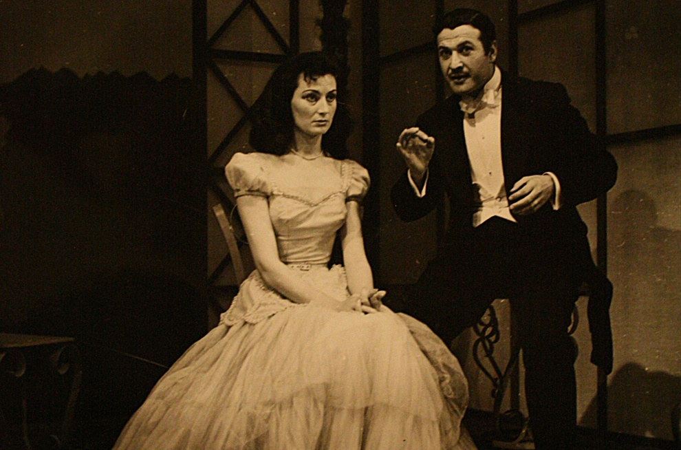 1954-1955 sezonunda sanatseverlerle buluşan ve Kenter`in (solda) başrollerini usta oyuncu merhum Cüneyt Gökçer (sağda) ile paylaştığı Jean Anouilh`ın "Şatoya Davet" oyunundan bir fotoğraf da tiyatronun ilk yıllarına ışık tutuyor.