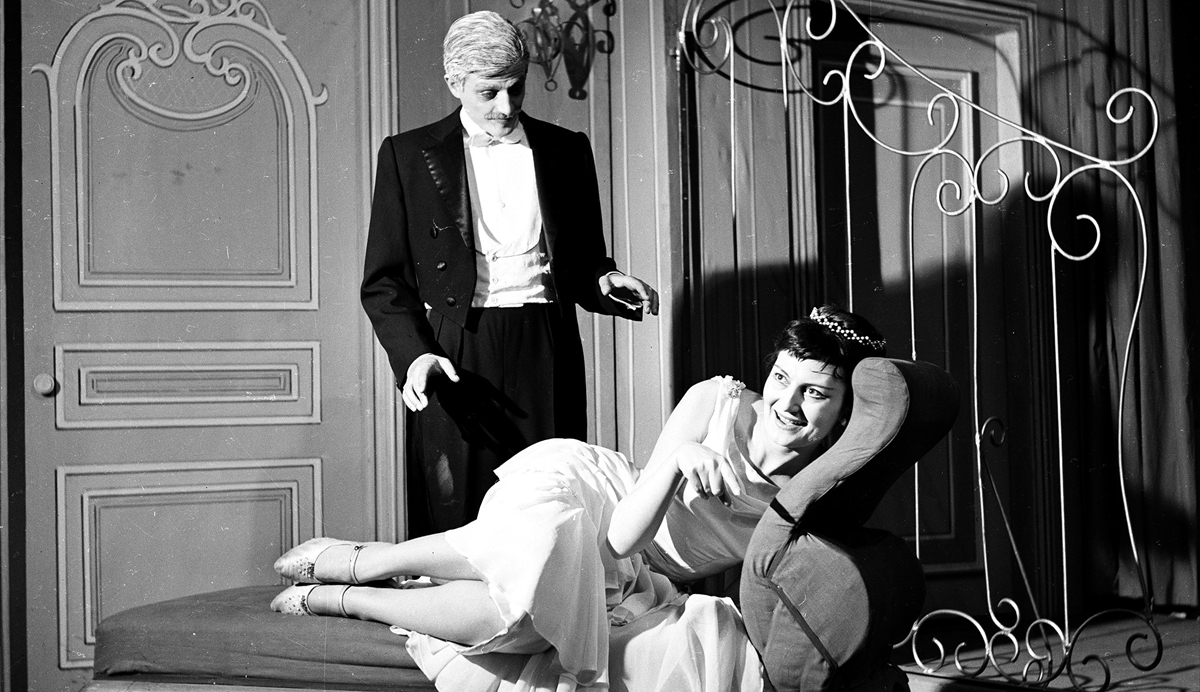 Yıldız Kenter ile kardeşi Müşfik Kenter`in 1957-1958 yıllarında birlikte rol aldıkları ve onları tiyatroseverlere sevdiren oyun Ladislas Fodor`un "Çöl Faresi" oyunu da arşivde yer alıyor. 